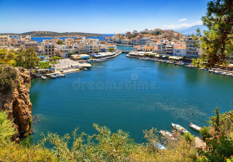 Agios Nikolaos y lago Voulismeni en la isla de Creta, Grecia imagenes de archivo Agios Nikolaos y lago Voulismeni en la isla de Creta, Grecia imagenes de archivo
