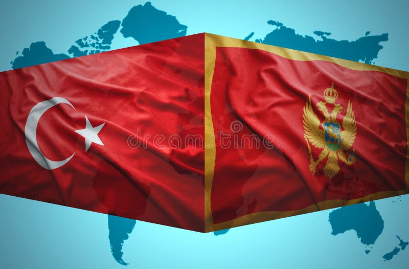 Agitar banderas montenegrinas y turcas