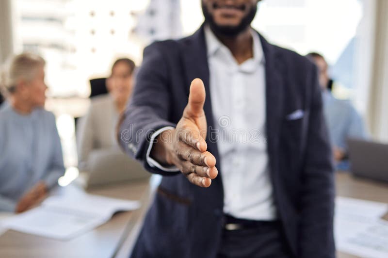 Agitazione e chiusura delle assunzioni in ufficio o riunione con accordo di contratto e colloqui con esito positivo. Gesto di impe fotografie stock