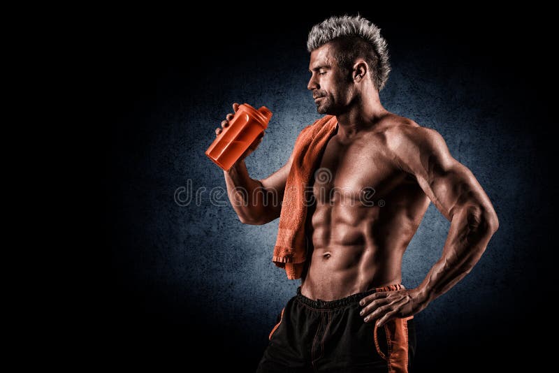 Agitação bebendo da proteína do homem adulto novo no gym Fundo preto fotos de stock Agitação bebendo da proteína do homem adulto novo no gym Fundo preto fotos de stock