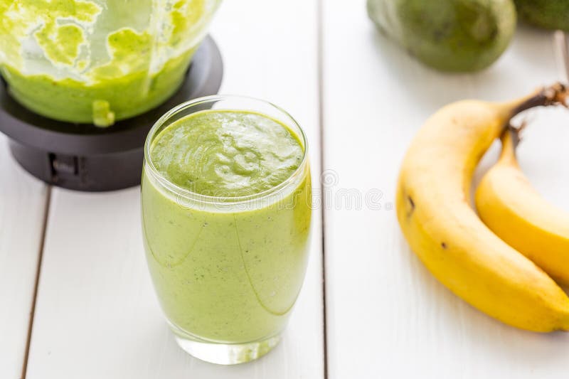 Agitação verde saboroso absolutamente surpreendente ou batido do abacate, feita com abacates, a banana, suco de limão e não leite foto de stock royalty free Agitação verde saboroso absolutamente surpreendente ou batido do abacate, feita com abacates, a banana, suco de limão e não leite foto de stock royalty free
