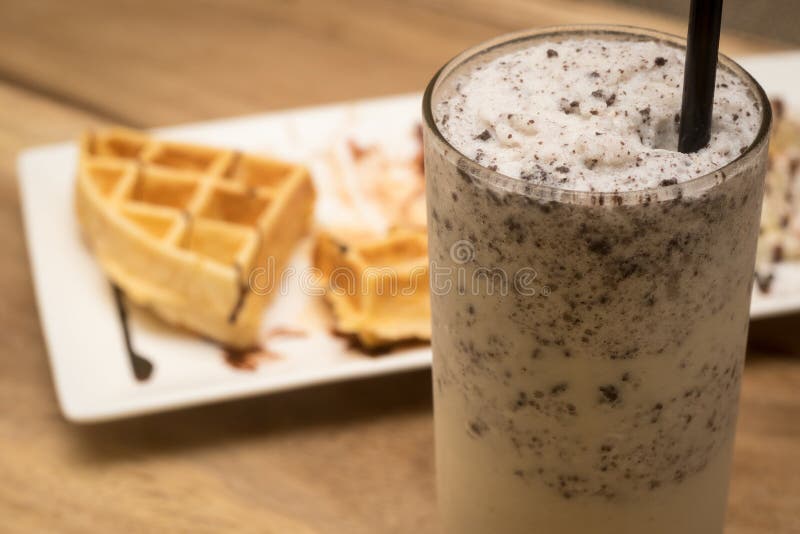 Waffles e milkshakes imagem de stock royalty free