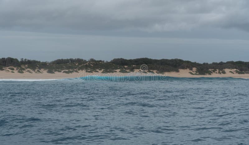 Agite la fractura en las arenas del descortezamiento varan en la orilla del oeste de Kauai, Hawaii, en invierno imágenes de archivo libres de regalías Agite la fractura en las arenas del descortezamiento varan en la orilla del oeste de Kauai, Hawaii, en invierno imágenes de archivo libres de regalías