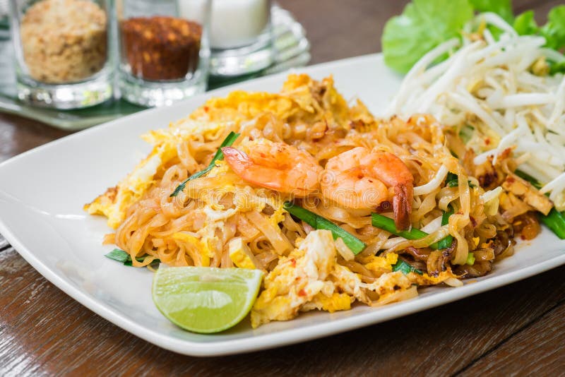 Agite macarronetes de arroz fritado com camarão (almofada tailandesa), alimento tailandês
