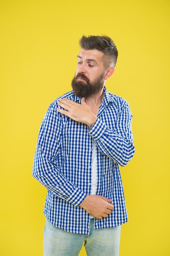 Agite-o fora Moderno do ver?o O moderno farpado brutal na escova quadriculado da camisa espana fora o ombro Forma masculina pedan foto de stock Agite-o fora Moderno do ver?o O moderno farpado brutal na escova quadriculado da camisa espana fora o ombro Forma masculina pedan foto de stock