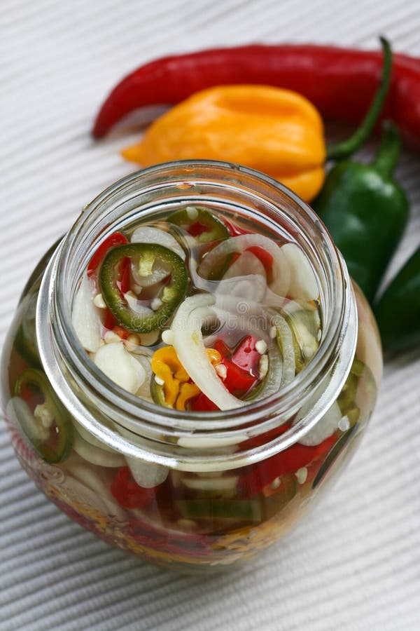 Aglio e peperoncino rosso fermentati in bottiglia di vetro immagine stock libera da diritti Aglio e peperoncino rosso fermentati in bottiglia di vetro immagine stock libera da diritti