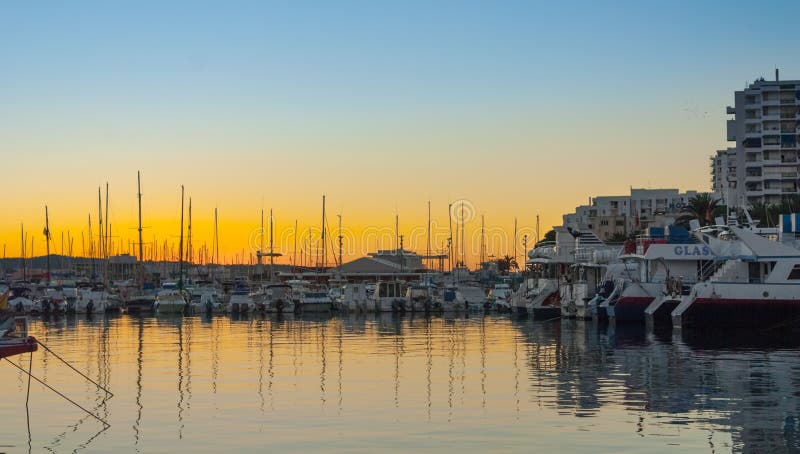 Żaglówek sylwetki, wspaniały złoty ciepły zmierzch w Ibiza marina zdjęcia stock Żaglówek sylwetki, wspaniały złoty ciepły zmierzch w Ibiza marina zdjęcia stock
