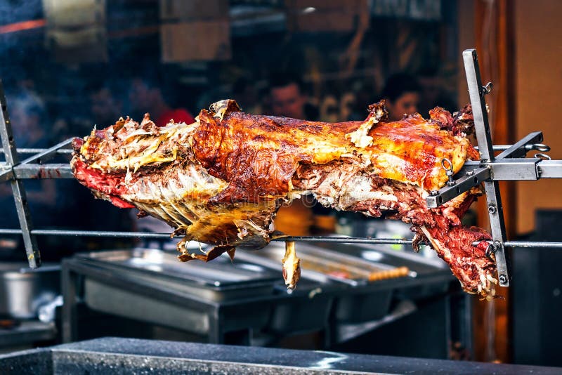 Agneau grillé appétissant sur la broche Porc rôti sur le barbecue traditionnel Le barbecue de torréfaction est préparé d'une RAM, images stock Agneau grillé appétissant sur la broche Porc rôti sur le barbecue traditionnel Le barbecue de torréfaction est préparé d'une RAM, images stock
