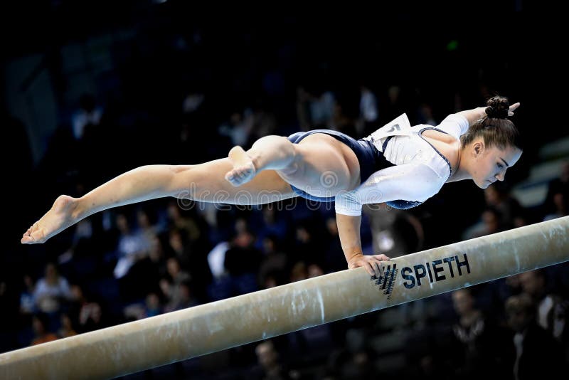 Agnes Suto-Tuuha d'Islande pendant les championnats de gymnastique artistique