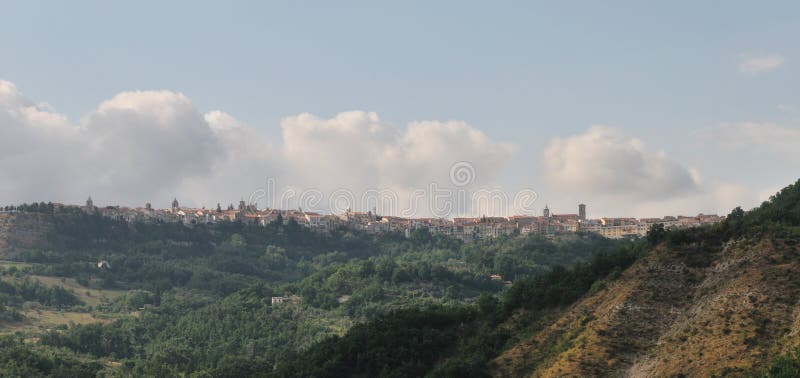 Agnone isernia molise. panorama. fotografering för bildbyråer