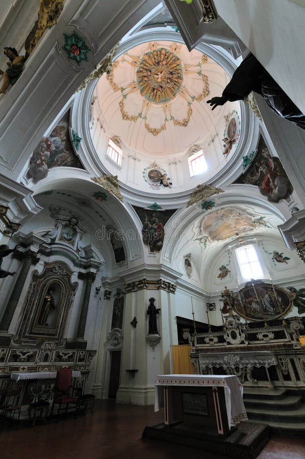 Agnone isernia molise. San Francescos kyrka. royaltyfria foton