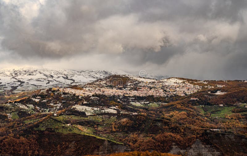 Agnone isernia molise. vinterlandskap 2024. Agnoune in local dialect är en italiansk stad med 4921 invånare i provinsen isernia i molise