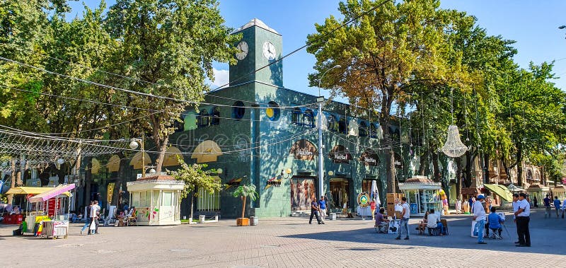 Agosto de 2019, Uzbekistán, Taskent. Calle peatonal de Broadway. Diseño de las calles de la ciudad de Taskent en el marco de la fotografía de archivo