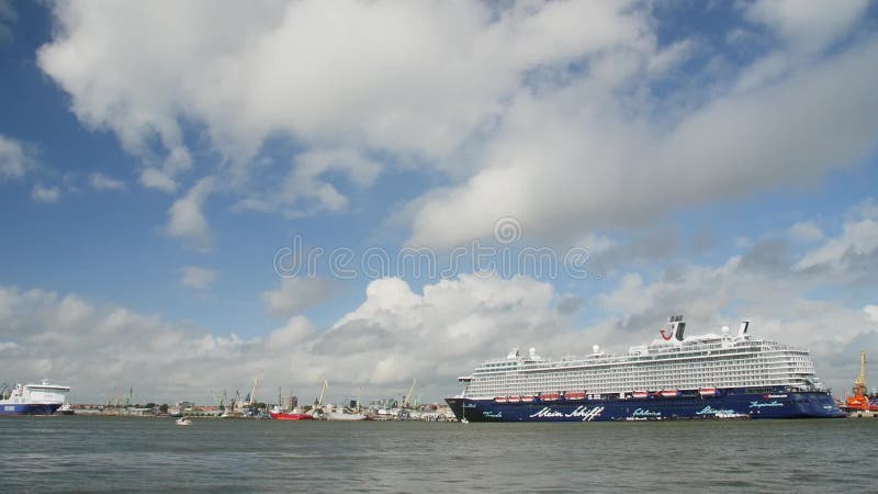 AGOSTO, 5, 2017 KLAIPEDA, LITUANIA Barco de cruceros de Mein Schiff 6 y pasajero moderno del cargo de las vías marítimas de Dfds