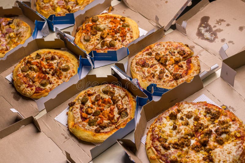 21 agosto 2021 : pizza dominos a confezioni. fotografia stock libera da diritti