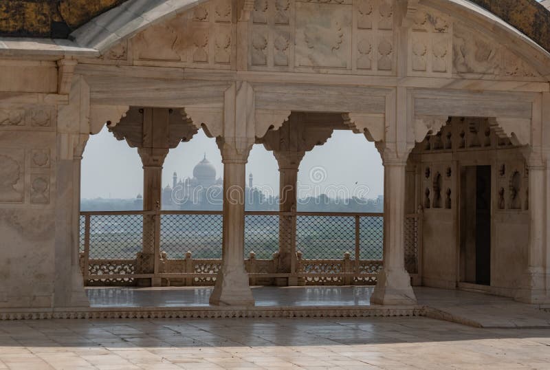 Agra indie marzec 28 2019 : 'Taj mahal' wrobiony przez łuk pałacowy w czerwonym fort