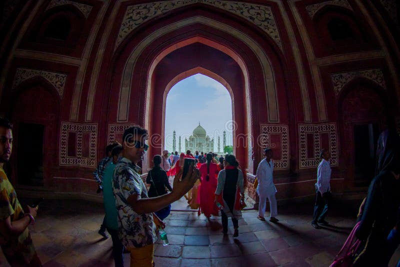 Agra, Indien - 20. September 2017: Menge von den Leuten, die durch eine enorme Tür mit Taj Mahal im horizont gehen, ist stockfotos Agra, Indien - 20. September 2017: Menge von den Leuten, die durch eine enorme Tür mit Taj Mahal im horizont gehen, ist stockfotos