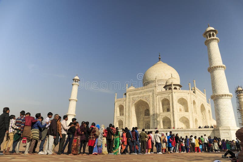 AGRA, ÍNDIA - MARÇO, 25 2012 - um grupo de povos indianos não identificados que ficam na fila na frente do túmulo de Taj Mahal imagem de stock royalty free AGRA, ÍNDIA - MARÇO, 25 2012 - um grupo de povos indianos não identificados que ficam na fila na frente do túmulo de Taj Mahal imagem de stock royalty free