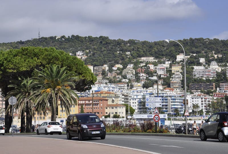 Agradável, o 5 de setembro: Panorama com Mont Boron e o Lympia portuário de agradável de Riviera francês foto de stock Agradável, o 5 de setembro: Panorama com Mont Boron e o Lympia portuário de agradável de Riviera francês foto de stock