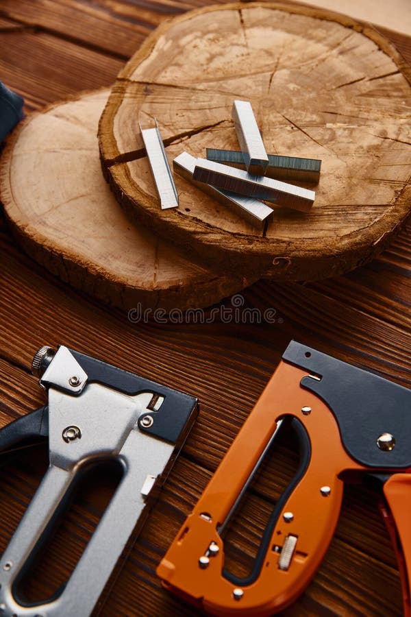 Agrafeuse Et Agrafes Sur Fond De Bois Massif Photo stock - Image