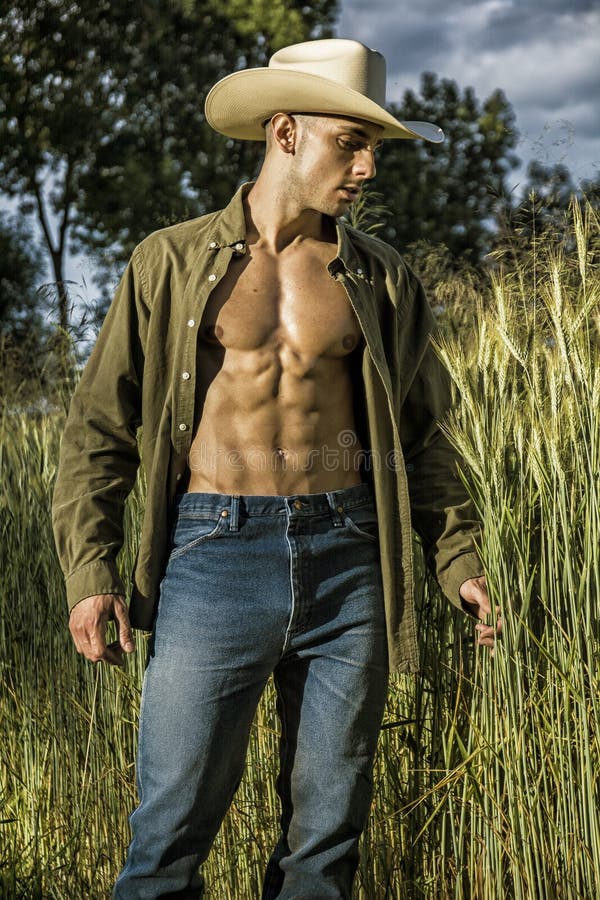 Agricoltore o cowboy sexy con la camicia sbottonata immagini stock libere da diritti Agricoltore o cowboy sexy con la camicia sbottonata immagini stock libere da diritti