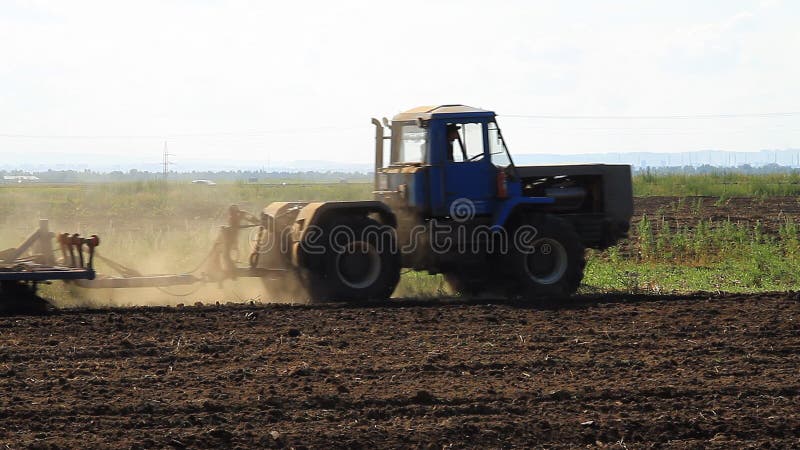 agricoltura Il trattore ara la terra