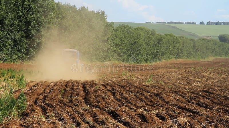 agricoltura Il trattore ara la terra