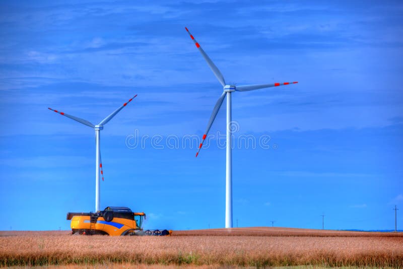 Agricoltura moderna, turbine di vento immagine stock libera da diritti Agricoltura moderna, turbine di vento immagine stock libera da diritti