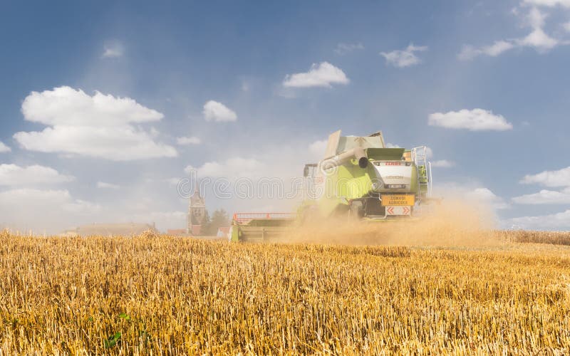 Agriculteur au travail de récolte images libres de droits Agriculteur au travail de récolte images libres de droits