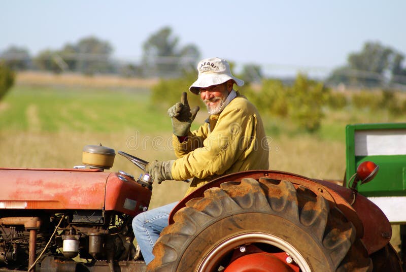 Agriculteur sur le tracktor 01 photographie stock libre de droits Agriculteur sur le tracktor 01 photographie stock libre de droits
