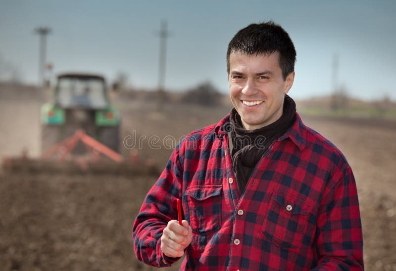 Agriculteur sur les terres cultivables images stock Agriculteur sur les terres cultivables images stock