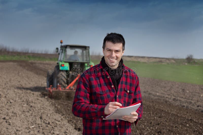 Agriculteur sur les terres cultivables image libre de droits Agriculteur sur les terres cultivables image libre de droits