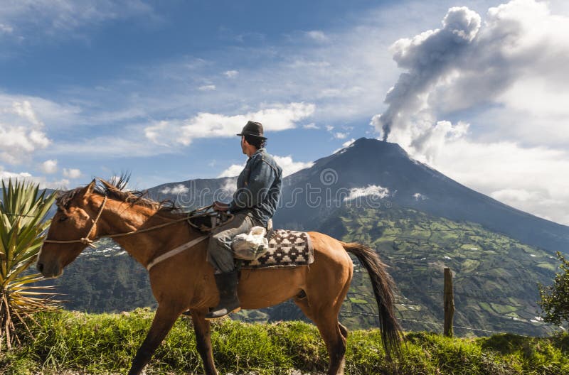 Agriculteur sur un cheval regardant l'éruption de Tungurahua photo libre de droits Agriculteur sur un cheval regardant l'éruption de Tungurahua photo libre de droits