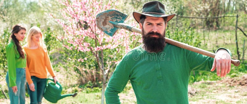 Agriculteurs sur la bannière du printemps agricole. homme plante une main d'arbre avec pelle. groupe de jeunes travaillent dans la photos libres de droits