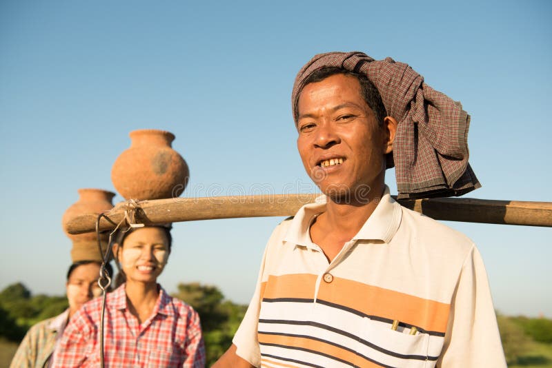 Agriculteurs traditionnels birmans asiatiques de groupe photo stock Agriculteurs traditionnels birmans asiatiques de groupe photo stock