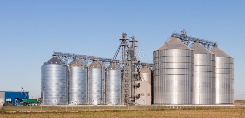 Agro-traitement de l'usine pour le traitement et les silos pour le nettoyage à sec et le stockage des produits agricoles photos stock Agro-traitement de l'usine pour le traitement et les silos pour le nettoyage à sec et le stockage des produits agricoles photos stock