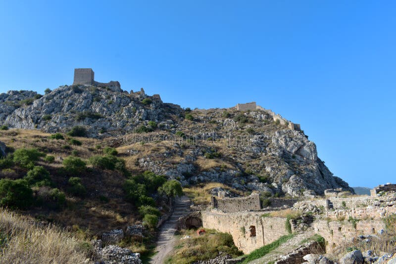 Agrocorinth, a acrópole de Corinth antigo fotografia de stock Agrocorinth, a acrópole de Corinth antigo fotografia de stock