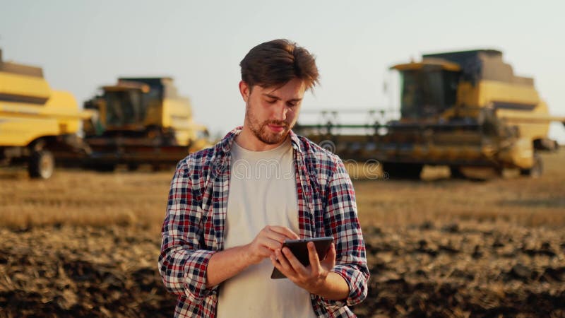 Agronom setzt moderne Technologien in der Landwirtschaft ein, um Kartenapplikationen auf Weizenfeldern zu erhalten. intelligente L