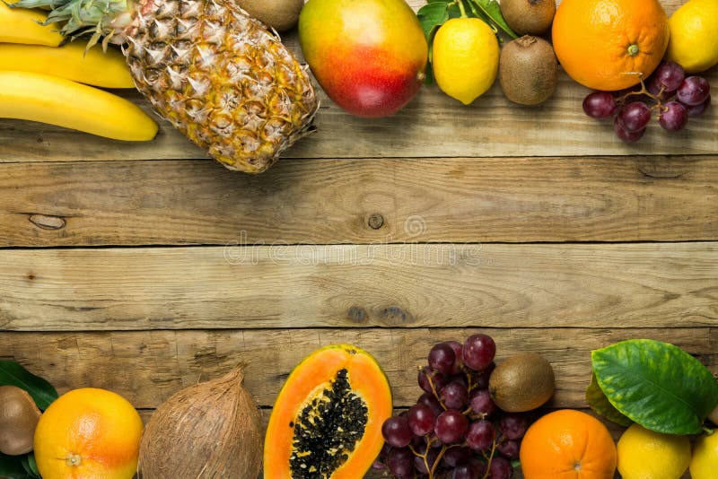 Agrume de raisins d'ananas de bananes de kiwi de mangue de noix de coco de papaye divisé en deux par baies tropicales et saisonni photographie stock Agrume de raisins d'ananas de bananes de kiwi de mangue de noix de coco de papaye divisé en deux par baies tropicales et saisonni photographie stock