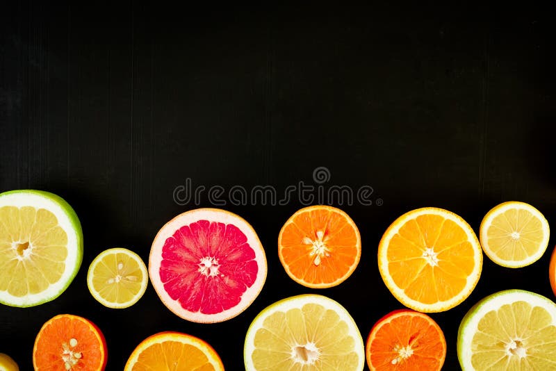Agrumes - citron, orange, pamplemousse, bonbon et pamplemousse sur le fond noir Concept juteux Configuration plate, vue supérieur photographie stock Agrumes - citron, orange, pamplemousse, bonbon et pamplemousse sur le fond noir Concept juteux Configuration plate, vue supérieur photographie stock