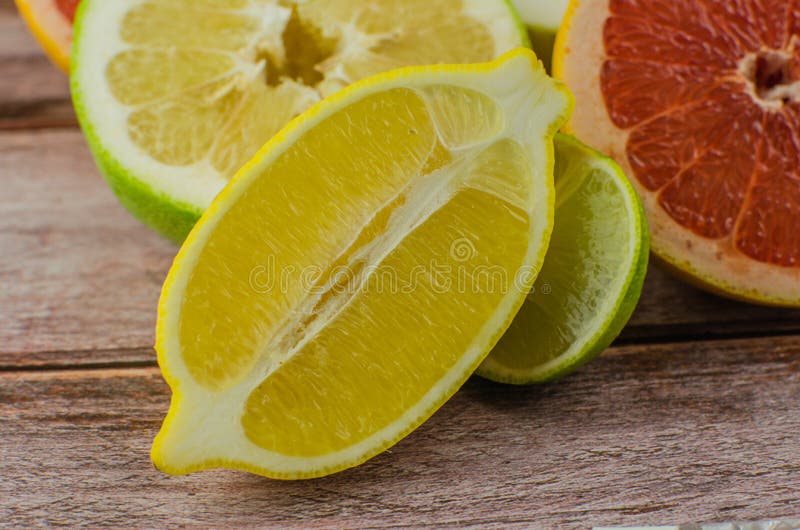 Agrumes orange, citron, pamplemousse, mandarine, chaux photographie stock libre de droits Agrumes orange, citron, pamplemousse, mandarine, chaux photographie stock libre de droits