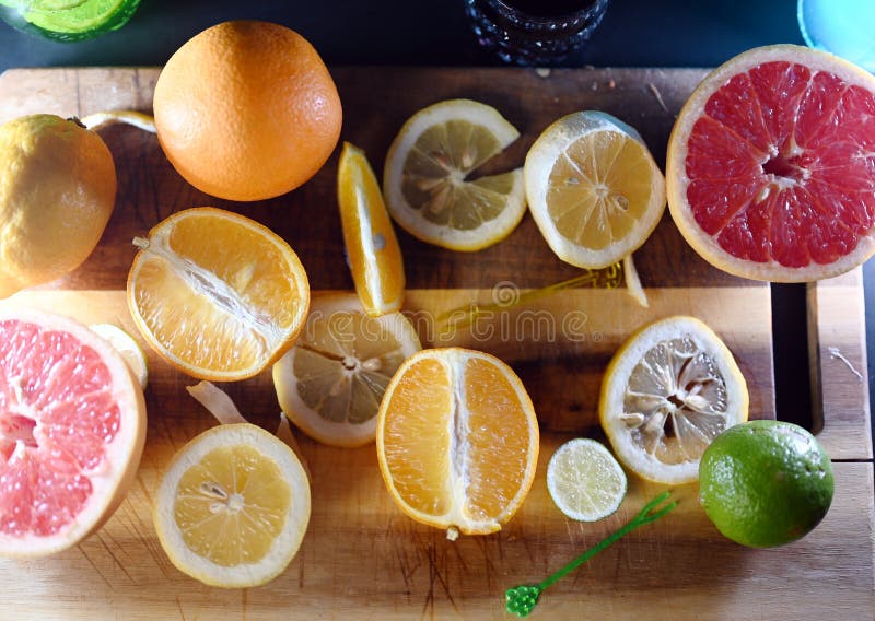 Agrumi tagliati per succo fresco oranghi pompelmi limoni fotografia stock libera da diritti