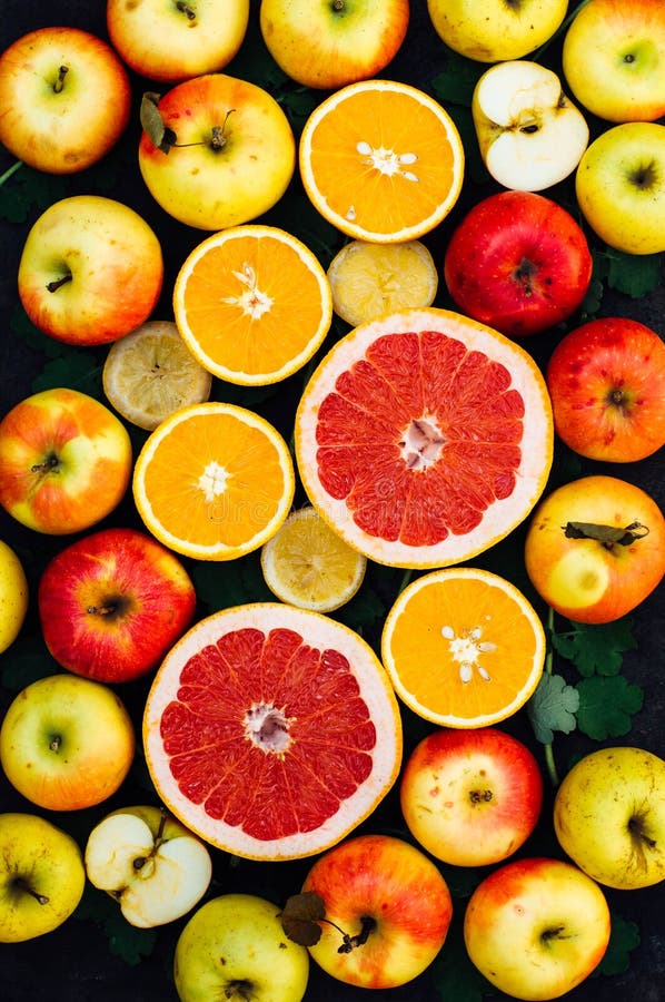 Agrumi variopinti festivi misti e tropicali affettati sopra il bla immagine stock Agrumi variopinti festivi misti e tropicali affettati sopra il bla immagine stock
