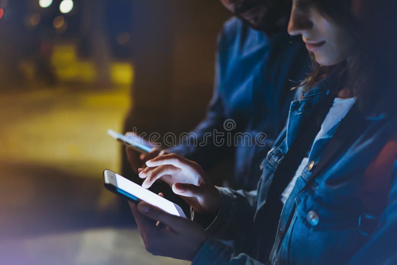 Agrupe a los inconformistas adultos que usan en el primer del teléfono móvil de las manos, concepto en línea de Internet de Wi-Fi imágenes de archivo libres de regalías Agrupe a los inconformistas adultos que usan en el primer del teléfono móvil de las manos, concepto en línea de Internet de Wi-Fi imágenes de archivo libres de regalías