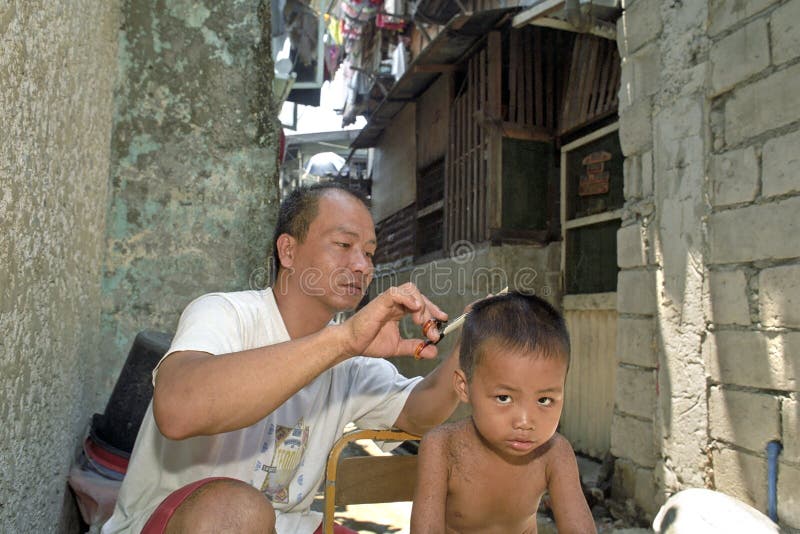 Agrupe o pai filipino do retrato, o barbeiro, e o filho