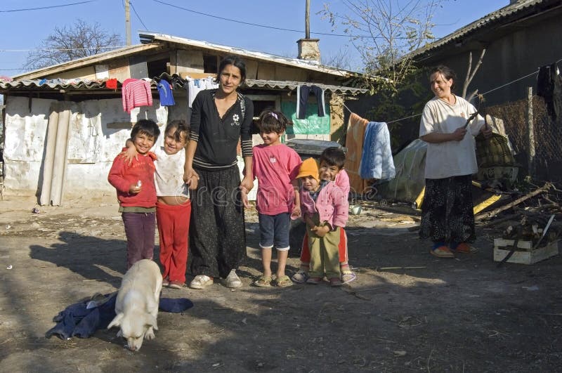 Agrupe o retrato da família, da mãe e das crianças de Roma imagem de stock Agrupe o retrato da família, da mãe e das crianças de Roma imagem de stock