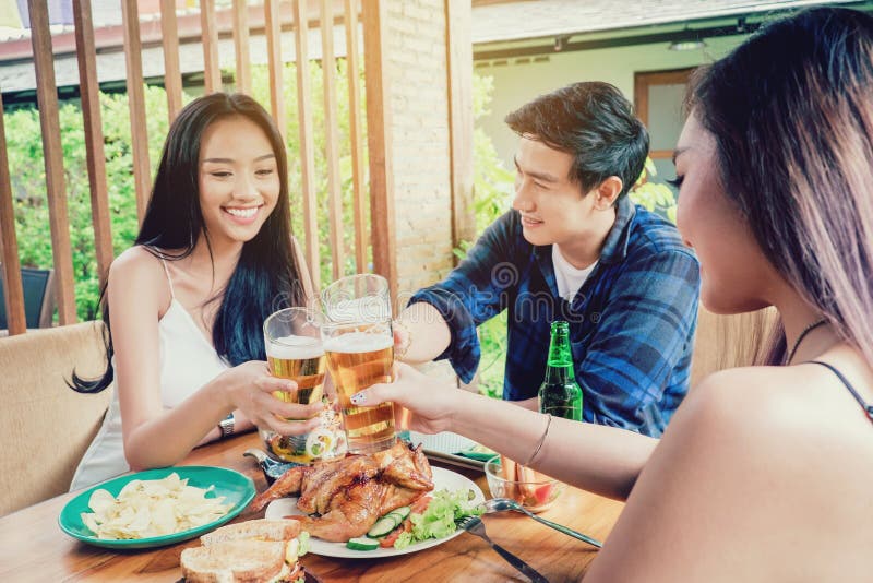 Agrupe os povos asiáticos novos do amigo que comemoram os festivais da cerveja felizes imagem de stock royalty free Agrupe os povos asiáticos novos do amigo que comemoram os festivais da cerveja felizes imagem de stock royalty free