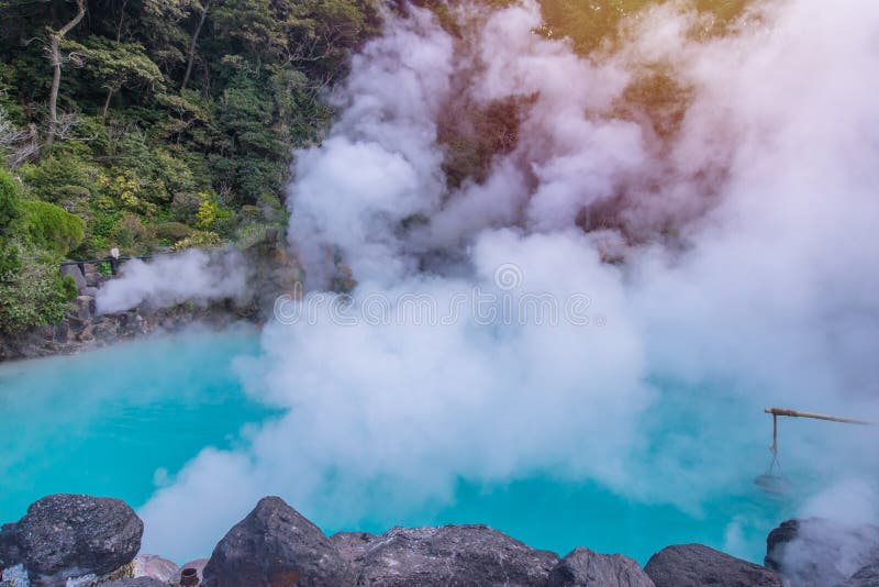 Agua De Las Aguas Termales Charca Roja En Umi Jigoku En Beppu Oita Shi Kyu Imagen De Archivo 