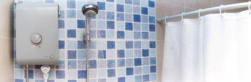 Agua caliente para regar de un calentador de agua eléctrico fotos de archivo libres de regalías Agua caliente para regar de un calentador de agua eléctrico fotos de archivo libres de regalías