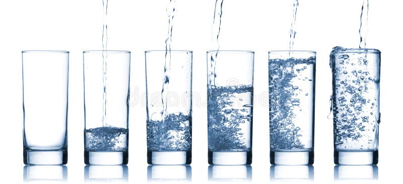 Agua de colada adentro a un vidrio imágenes de archivo libres de regalías